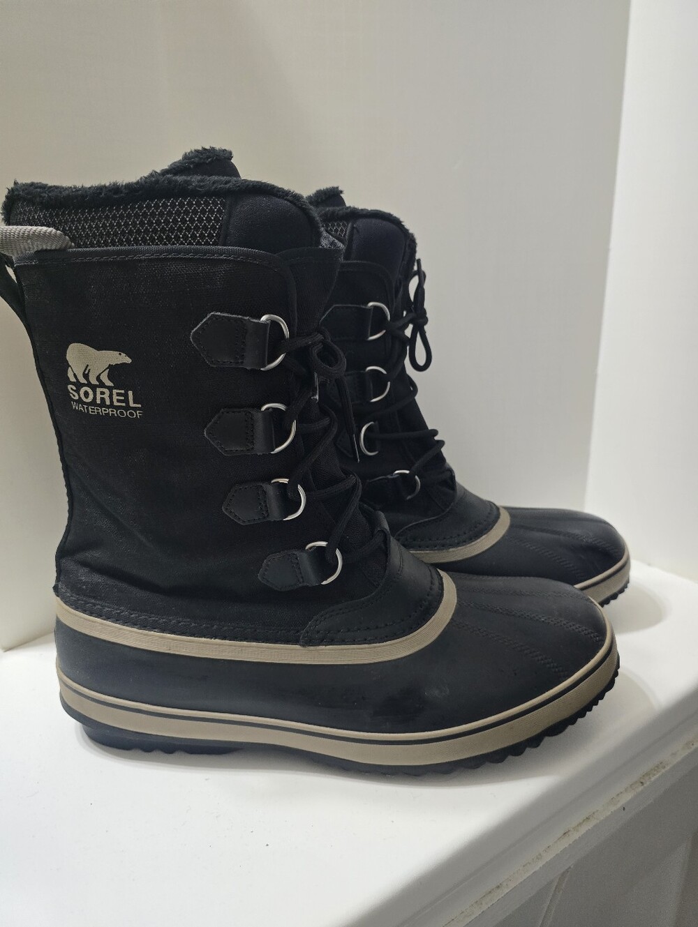 Sorel Black Men's Lace-Up Snow Boots with Tan Trim
